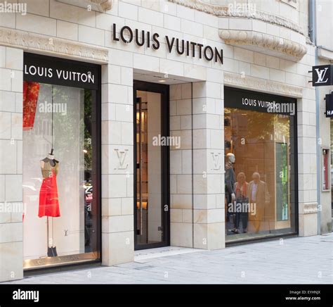 ausbildung 2018 düsseldorf königsallee louis vuitton versace gucci|Louis Vuitton Flagship.